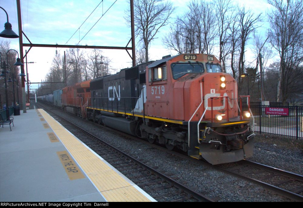 CN 5719 leads CSX B705 at 4:30pm